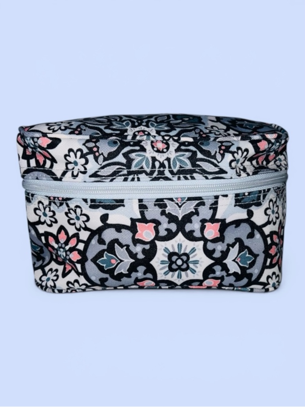 Vera Bradley Makeup Bag Lighten Up Makeup Bag NWOT Lisbon‎ Medalli…